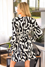 Lade das Bild in den Galerie-Viewer, Abstraktes Lange ?rmel Minikleid
