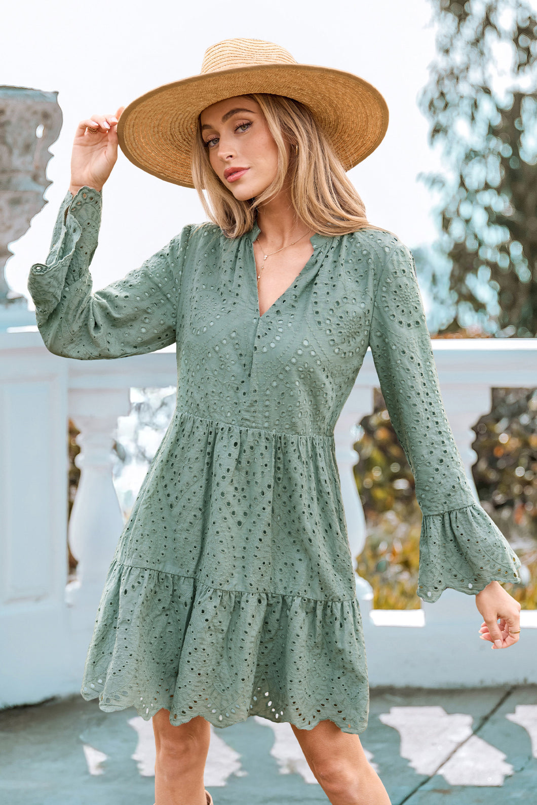 Aquafarbenes Baumwollkleid mit ausgestellten Ärmeln und Ösen