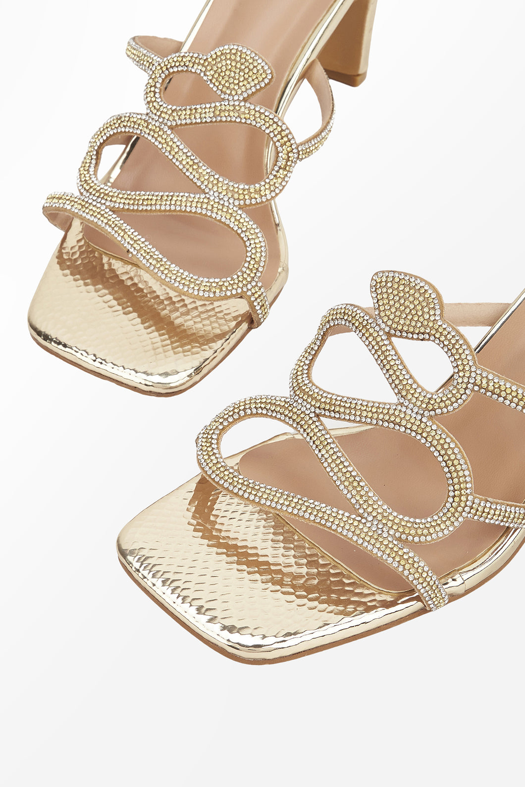 Abstrakte Heels mit Riemchen und offener Zehenpartie