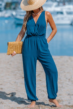 Lade das Bild in den Galerie-Viewer, Ärmelloser Wickel-Jumpsuit in Blau
