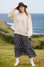 Lade das Bild in den Galerie-Viewer, Aprikosenfarbener langärmeliger Pullover mit Mokkakragen
