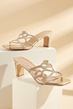 Lade das Bild in den Galerie-Viewer, Abstrakte Heels mit Riemchen und offener Zehenpartie
