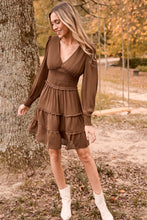 Lade das Bild in den Galerie-Viewer, Braunes Minikleid mit Blousonärmeln und gesmokter Taille
