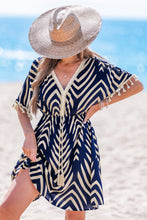 Lade das Bild in den Galerie-Viewer, Abstraktes V-Ausschnitt Minikleid mit Spitzenbesatz
