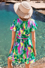 Lade das Bild in den Galerie-Viewer, Abstraktes Mini-Wickelkleid mit Rüschenbesatz
