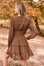 Lade das Bild in den Galerie-Viewer, Braunes Minikleid mit Blousonärmeln und gesmokter Taille

