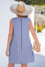 Lade das Bild in den Galerie-Viewer, Gestreiftes Minikleid mit Rundhalsausschnitt und Rüschen
