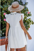 Lade das Bild in den Galerie-Viewer, Weißes Stehkragen Mini-Baumwollkleid mit Flatterärmeln
