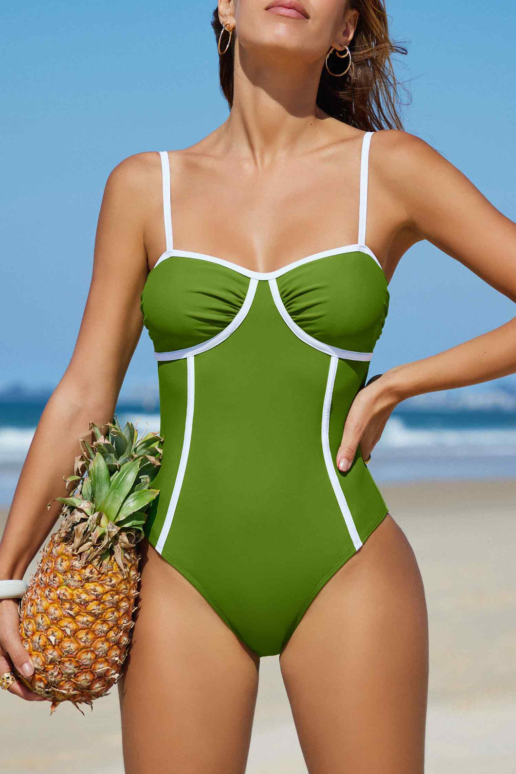 Grasgrüner Badeanzug mit quadratischem Ausschnitt