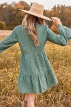 Lade das Bild in den Galerie-Viewer, Aquafarbenes Baumwollkleid mit ausgestellten Ärmeln und Ösen
