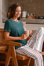 Lade das Bild in den Galerie-Viewer, Regenbogenstreifen Pyjama-Set aus Kurzarm-Tee &amp; Hose
