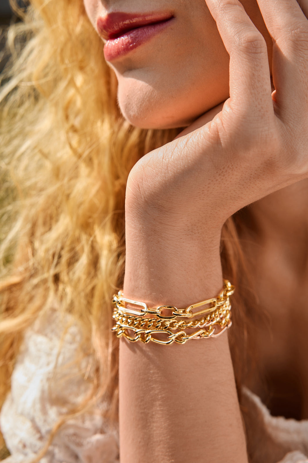Armband aus goldfarbenen Ketten