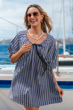 Lade das Bild in den Galerie-Viewer, Gestreiftes Minikleid mit Bindedetail

