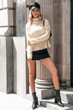 Lade das Bild in den Galerie-Viewer, Aprikosenfarbener Langarm-Rollkragenpullover mit Fransen

