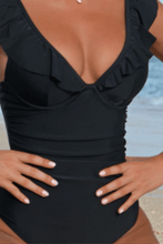 Lade das Bild in den Galerie-Viewer, Schwarzer Maximizer Badeanzug mit Rüschen
