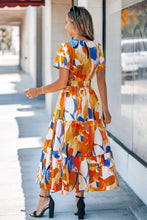 Lade das Bild in den Galerie-Viewer, Abstraktes Maxikleid mit geschlitztem Ausschnitt
