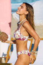 Lade das Bild in den Galerie-Viewer, Blumiges Bikini-Set mit gekreuzten Trägern
