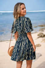 Lade das Bild in den Galerie-Viewer, Abstraktes Tiefer Ausschnitt Minikleid
