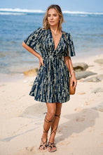 Lade das Bild in den Galerie-Viewer, Abstraktes Tiefer Ausschnitt Minikleid
