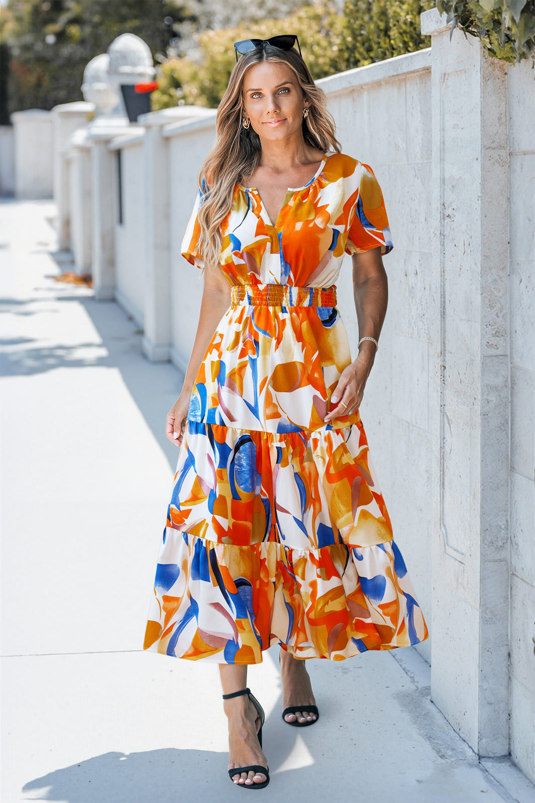 Abstraktes Maxikleid mit geschlitztem Ausschnitt