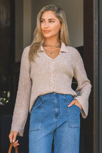 Lade das Bild in den Galerie-Viewer, Apricotfarbener Rippenstrickpullover mit Knopfleiste
