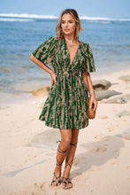 Lade das Bild in den Galerie-Viewer, Abstraktes Grünes Tiefer Ausschnitt Minikleid
