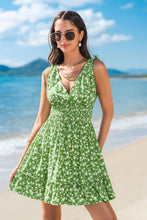 Lade das Bild in den Galerie-Viewer, Ärmelloses florales V-Ausschnitt Minikleid
