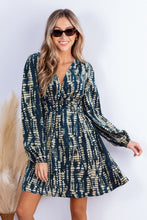 Lade das Bild in den Galerie-Viewer, Abstraktes Lange Ärmel Tiefer Ausschnitt Minikleid

