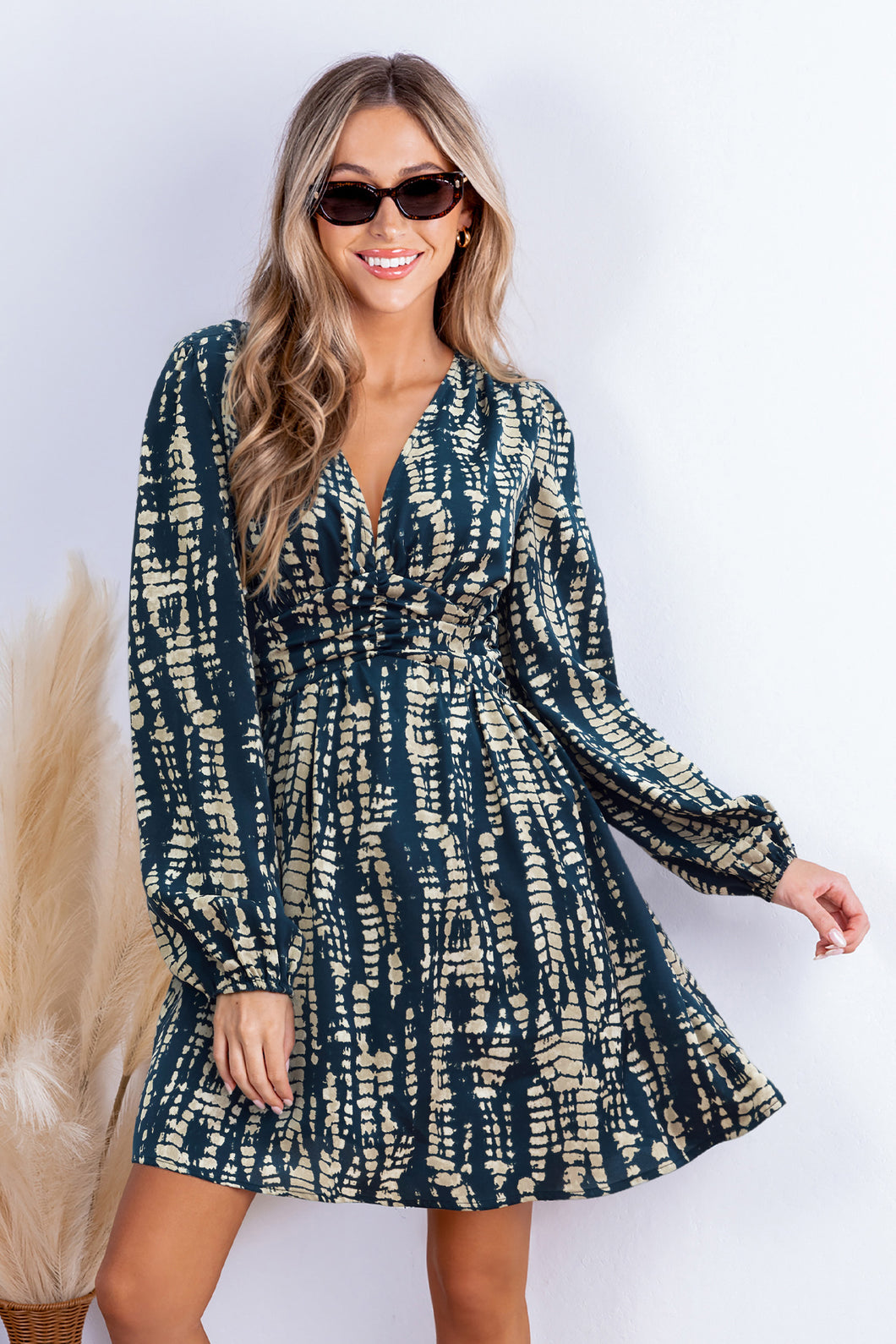 Abstraktes Lange Ärmel Tiefer Ausschnitt Minikleid