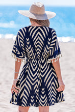 Lade das Bild in den Galerie-Viewer, Abstraktes V-Ausschnitt Minikleid mit Spitzenbesatz
