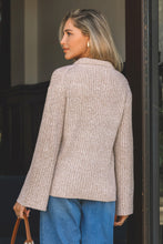 Lade das Bild in den Galerie-Viewer, Apricotfarbener Rippenstrickpullover mit Knopfleiste
