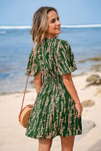 Lade das Bild in den Galerie-Viewer, Abstraktes Grünes Tiefer Ausschnitt Minikleid
